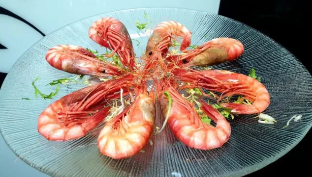Diego Mena: "El mar es nuestra despensa principal y no hace falta ir a buscar nada fuera" 3 gambas frescas de la lonja servidas en el restaurante mena de denia
