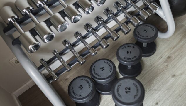 gimnasio equipado con vistas panoramicas a la playa