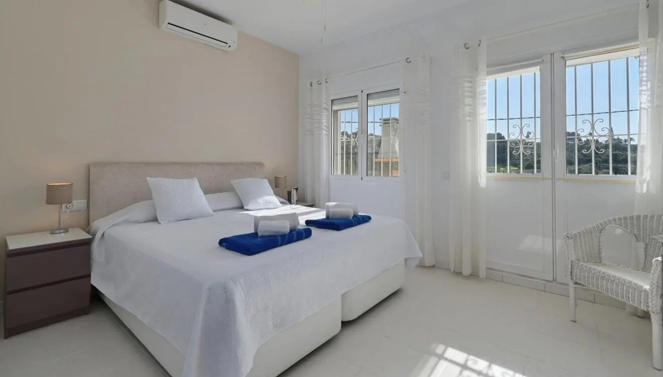 Habitación doble luminosa con climatización para un descanso óptimo