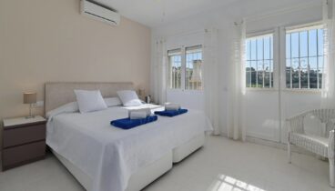 Habitación doble luminosa con climatización para un descanso óptimo