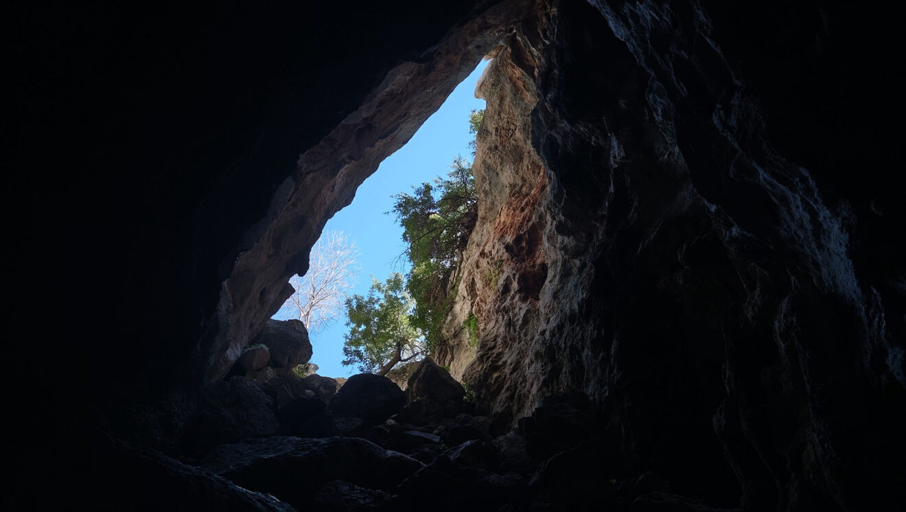 Iluminación en el interior de la Cova Bolumini en febrero desde dentro