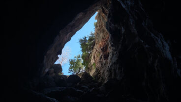 Iluminación en el interior de la Cova Bolumini en febrero desde dentro