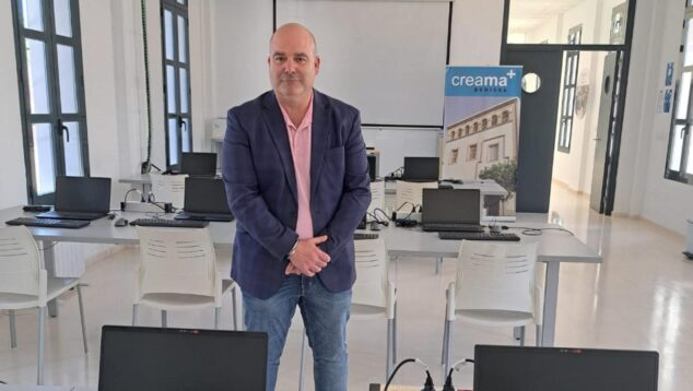 Roberto Box, concejal de Benissa, de pie en el aula de informática del Centre d’Excel·lència con nuevos ordenadores portátiles.
