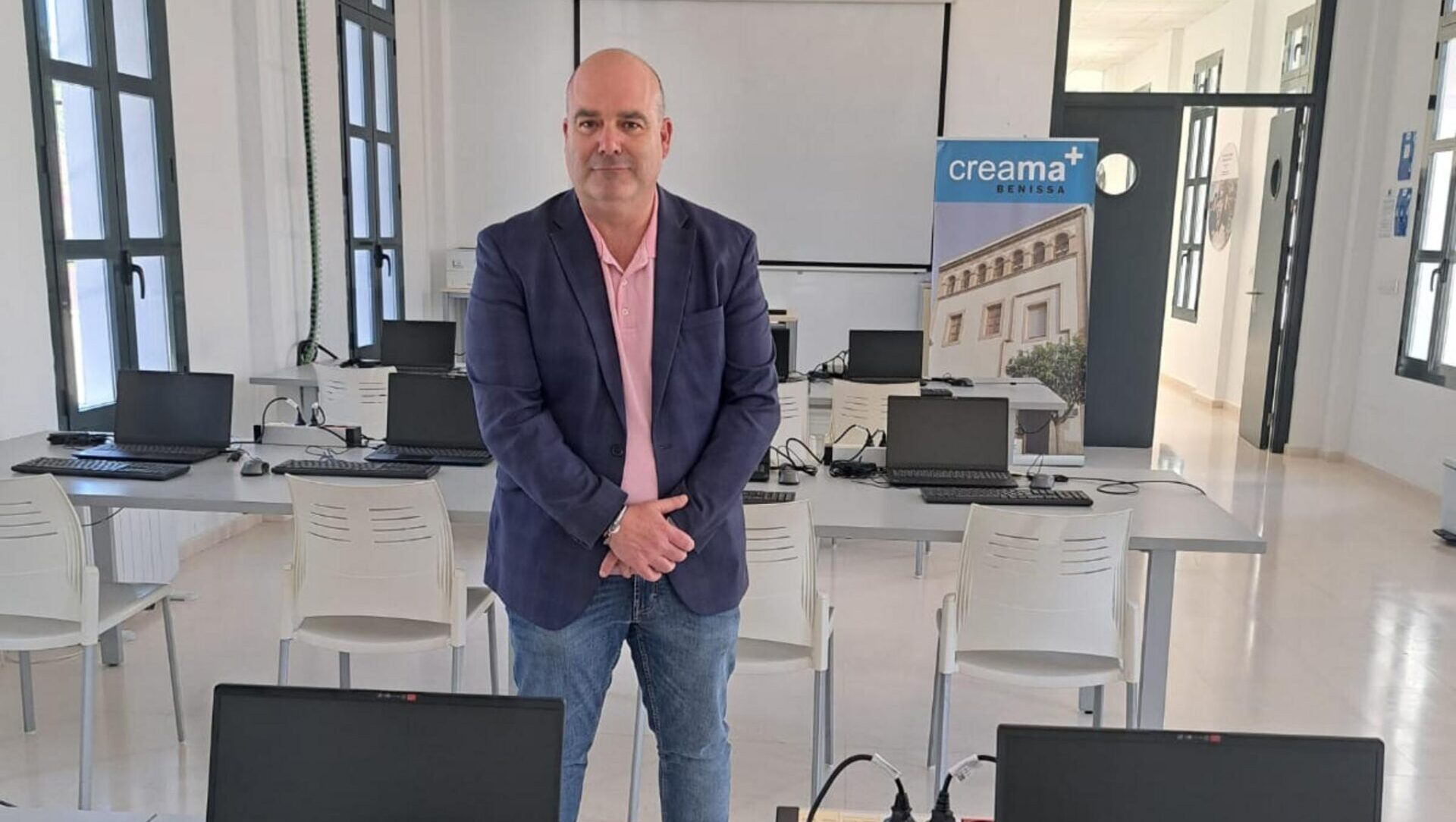 Roberto Box, concejal de Benissa, de pie en el aula de informática del Centre d’Excel·lència con nuevos ordenadores portátiles.