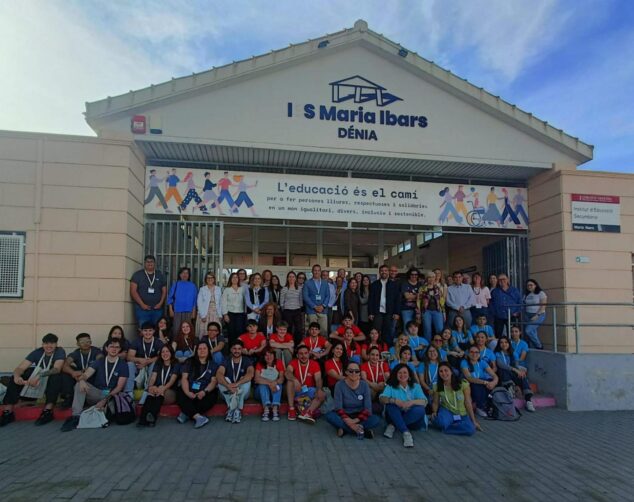 Foto de grupo de los participantes del I Hackathon Intercentros Marina Alta frente al IES Maria Ibars.