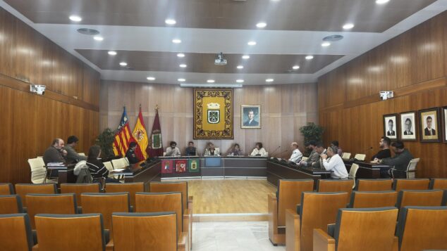 Imagen: Reunión del Órgano Gestor de Playas en el salón de plenos del Ayuntamiento de Calp para planificar la temporada 2026.