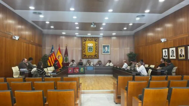 Calp analiza 135 quejas ciudadanas de playas para la temporada 2026 2 Imagen: Reunión del Órgano Gestor de Playas en el salón de plenos del Ayuntamiento de Calp para planificar la temporada 2026.
