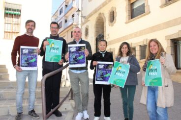 Grupo de personas presentando el cartel del Mitjafava Fest 2026 en Benitatxell.
