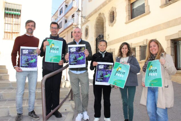 Grupo de personas presentando el cartel del Mitjafava Fest 2026 en Benitatxell.