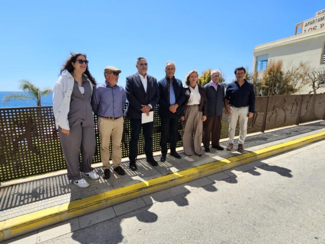 Imagen: Autoridades y el artista Toni Marí posan frente a la nueva barandilla artística inaugurada en Calp.