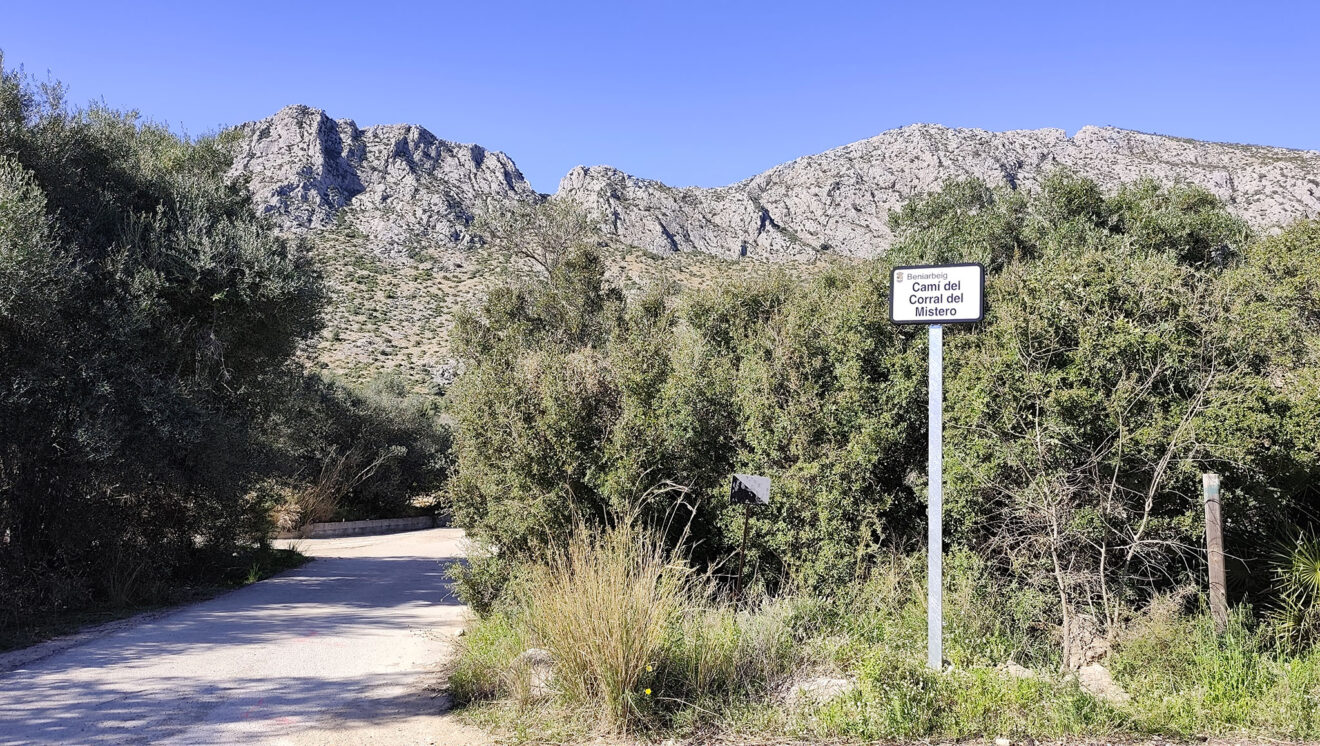 Indicación del Camí del Corral del Mistero en Beniarbeig de camino a la ruta de ascensión a la Cova Bolumini de Segària