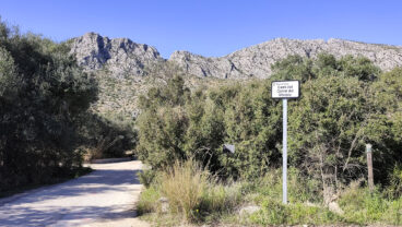 Indicación del Camí del Corral del Mistero en Beniarbeig de camino a la ruta de ascensión a la Cova Bolumini de Segària
