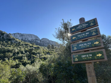 Indicaciones de los puntos de visita en la Serra de Segària desde la zona del Colló del Bou en el Barranc de Portelles