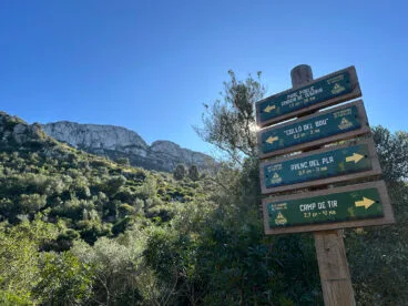Indicaciones de los puntos de visita en la Serra de Segària desde la zona del Colló del Bou en el Barranc de Portelles
