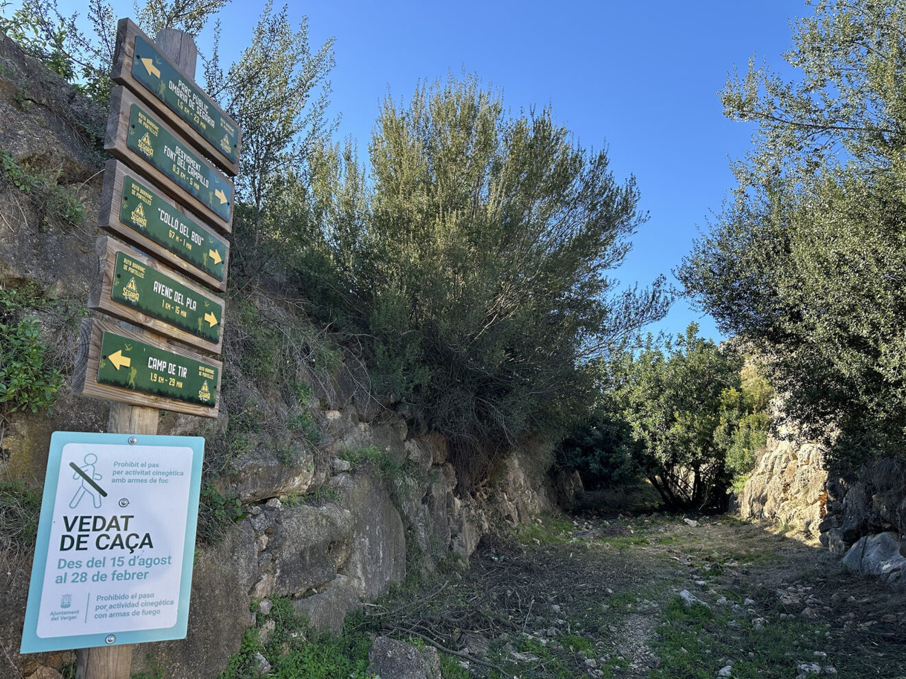 Inicio del sendero hacia el Colló del Bou desde el término municipal de El Verger