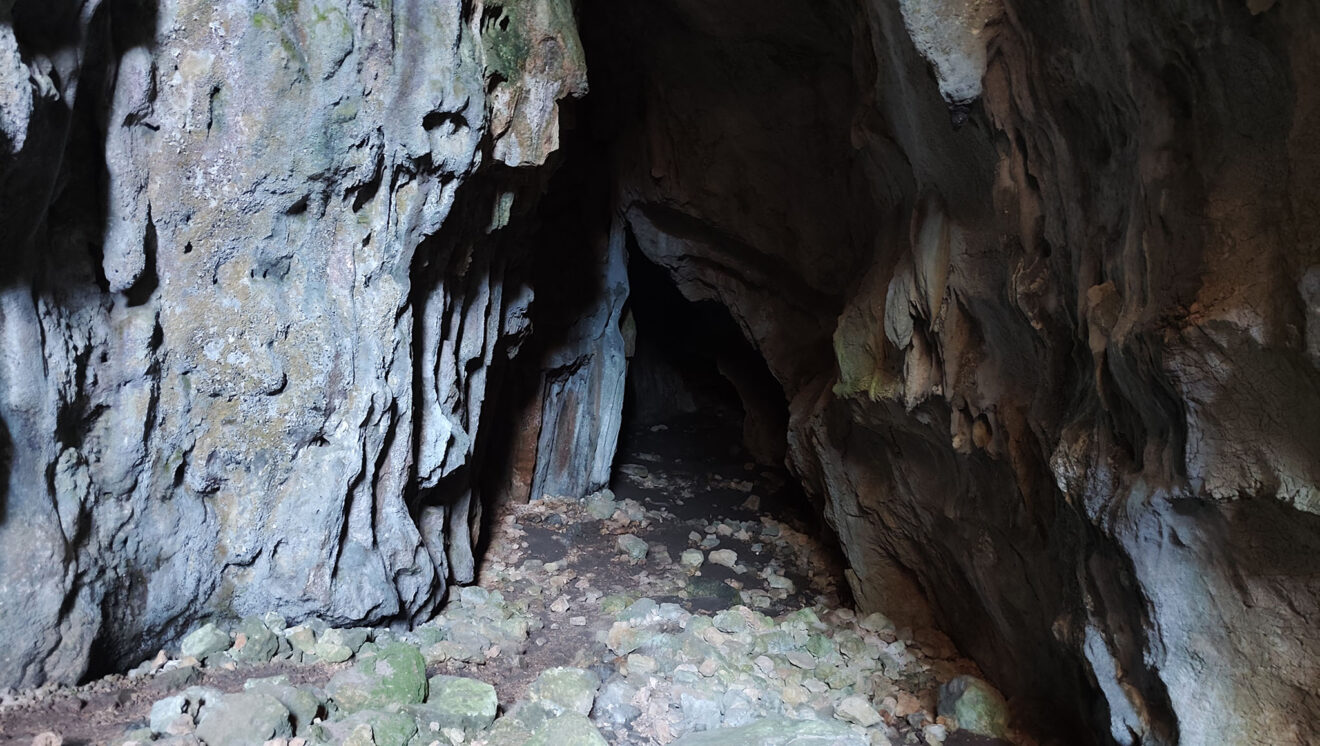 Interior de la cavidad y morfología de la Cova Bolumini como antiguo santuario