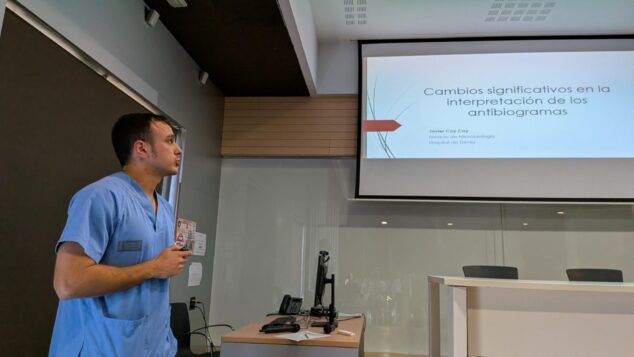 Imagen: Javier Coy Coy presentando en el curso de terapia antimicrobiana del Hospital de Dénia.