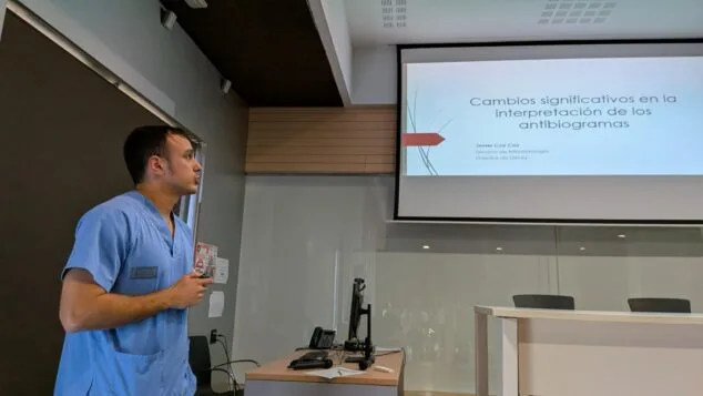 Imagen: Javier Coy Coy presentando en el curso de terapia antimicrobiana del Hospital de Dénia.