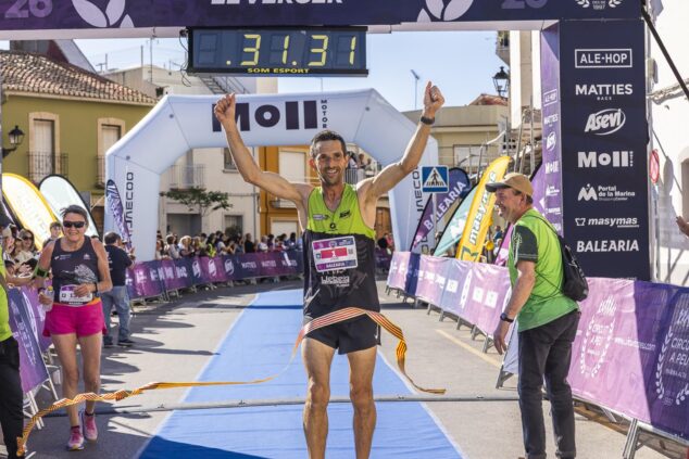 José Manuel Barragán levanta los brazos al cruzar la cinta de meta como ganador de la XVIII Volta a Peu El Verger.