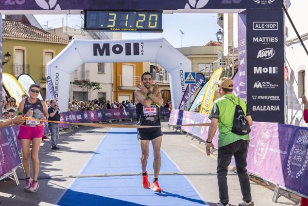 José Manuel Barragán cruzando la meta y celebrando su victoria en la XVIII Volta a Peu El Verger.