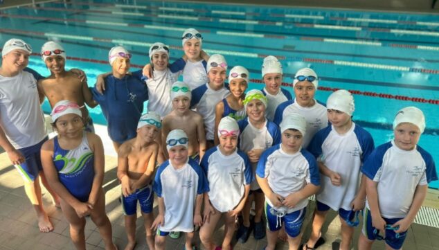 jovenes nadadores compiten en la liga comarcal en la piscina de denia