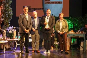 El periodista ondarense Jovi Lozano-Seser obtiene el prestigioso Premio Antoni Vidal Ferrando en Mallorca 4 Jovi Lozano-Seser sosteniendo el galardón durante la ceremonia de entrega del Premio Antoni Vidal Ferrando en Mallorca.