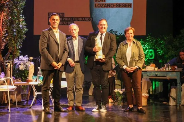 Jovi Lozano-Seser sosteniendo el galardón durante la ceremonia de entrega del Premio Antoni Vidal Ferrando en Mallorca.