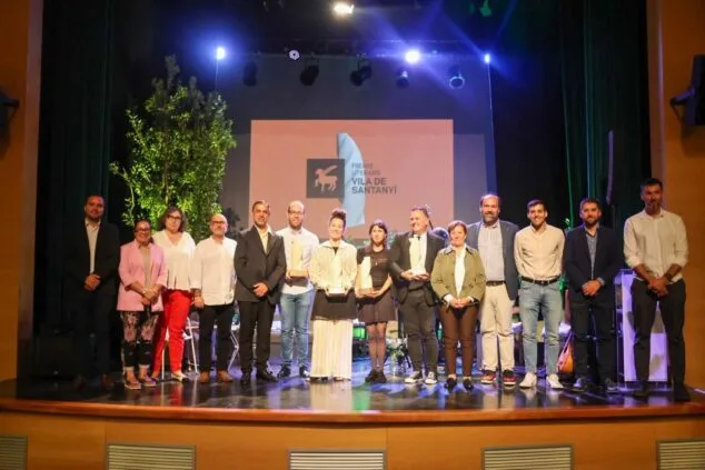 El periodista ondarense Jovi Lozano-Seser obtiene el prestigioso Premio Antoni Vidal Ferrando en Mallorca 3 Imagen: Guanyadors dels Premis Literaris Vila de Santanyí a l'escenari amb els seus trofeus.