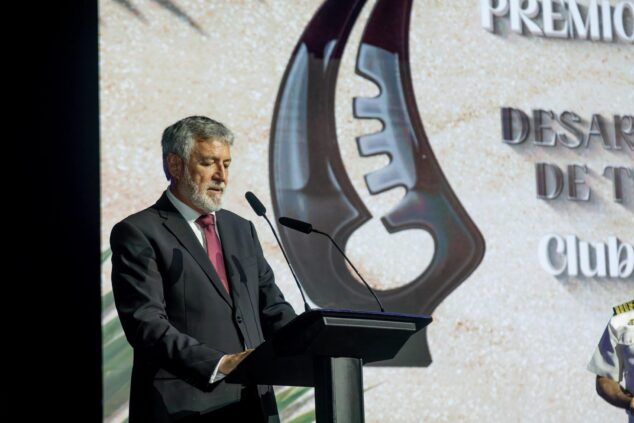 Juan Vicente Oller Llobell, presidente del Club Náutico Moraira, hablando en un atril durante un evento.