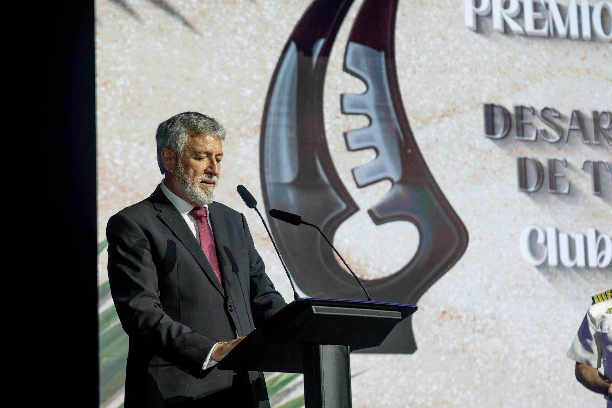 Juan Vicente Oller Llobell, presidente del Club Náutico Moraira, hablando en un atril durante un evento.