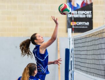 Jugadora de voleibol haciendo un saque durante un partido de la II Mediterranean Volley Cup