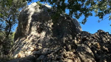 la roca del collo del bou en el barranc de portelles el verger
