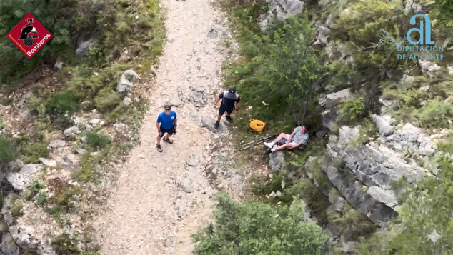 Imagen: Los bomberos rescatan a una persona lesionada en la Vall de Laguar