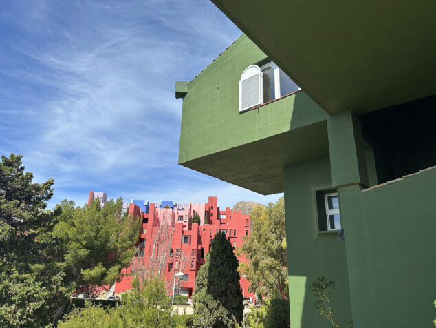 Imagen: Los volúmenes y balcones de Xanadú anticipan la arquitectura posterior de Bofill