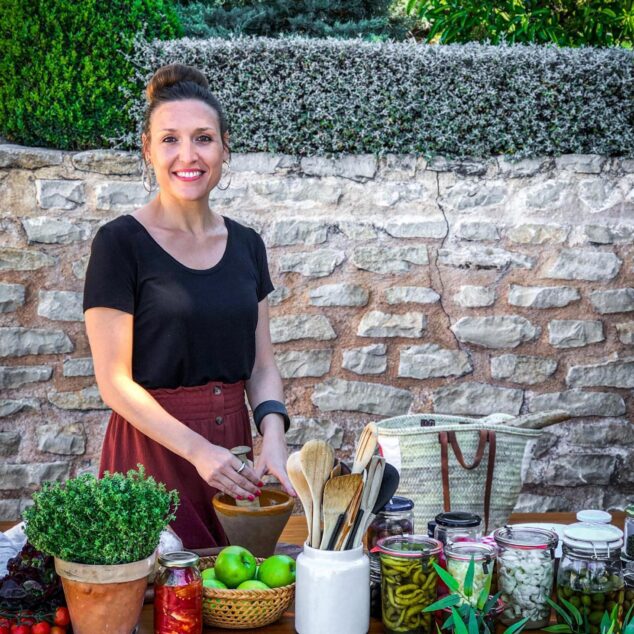 Imagen: La chef Maria Albero posa con ingredientes frescos
