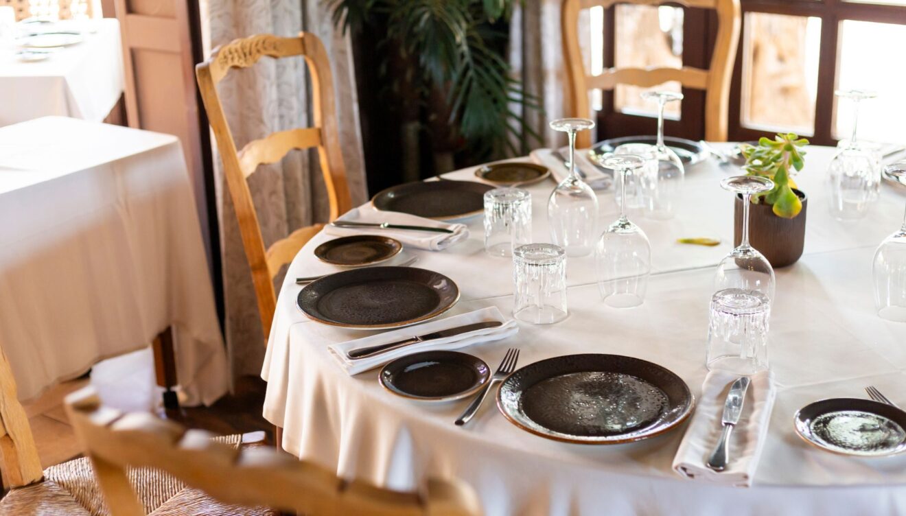 Mesa preparada para degustar la comida fusión en Restaurante Masena