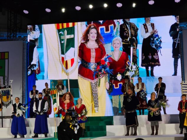 Imagen: Presentación en escenario de los cargos de Moros y Cristianos de Calp