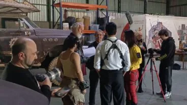 Momento de preparación en el set junto al equipo técnico antes de una escena