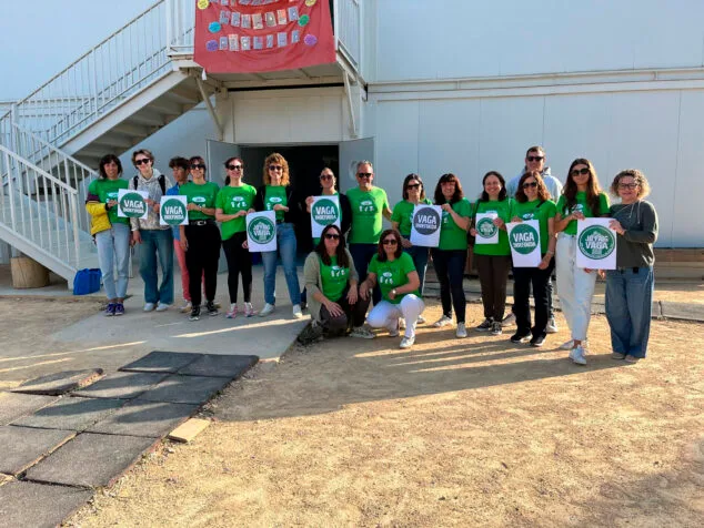 El profesorado de la Marina Alta intensifica las protestas en apoyo al personal administrativo y de atención educativa 10 Imagen: Movilización educativa en el CEIP Ausiàs March, Els Poblets, el 30 de abril de 2026