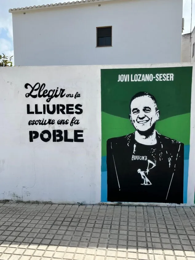 Ondara completa su mural literario con un homenaje al escritor local Jovi Lozano-Seser 3 Imagen: Fotografía del mural literario en una calle de Ondara dedicado al escritor y periodista Jovi Lozano-Seser.