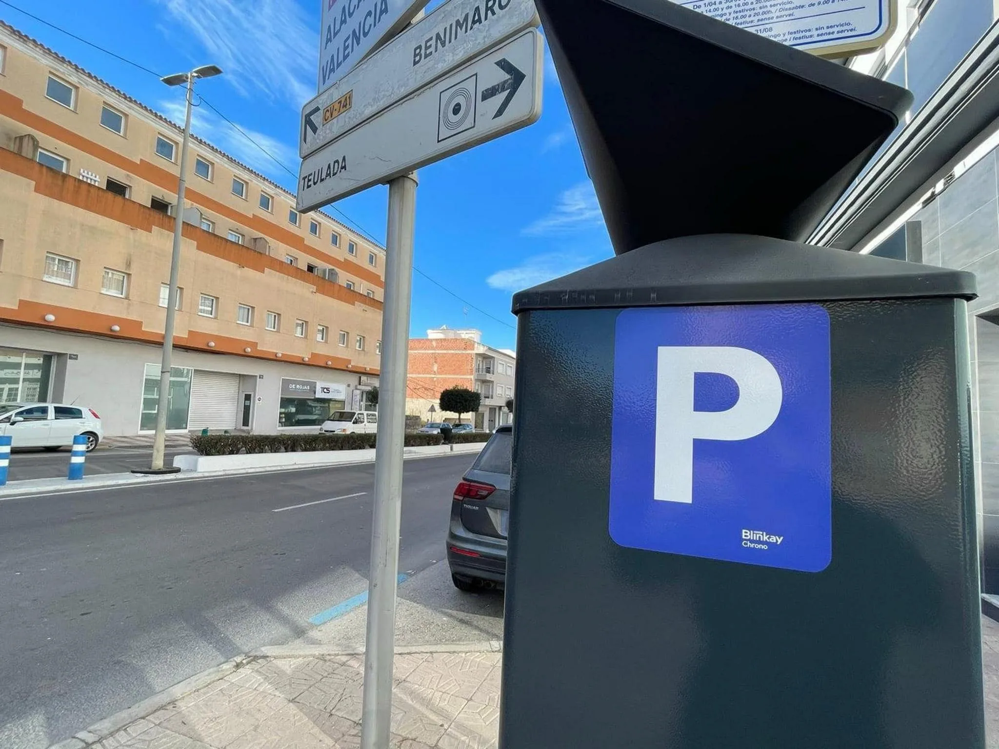 Primer plano de un parquímetro de la zona de estacionamiento regulado en una calle de Teulada.