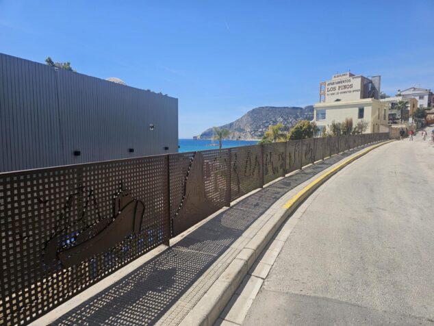 Vista de la nueva barandilla artística de hierro creada por Toni Marí en una calle de Calp, con vistas al mar y al Peñón de Ifach al fondo.