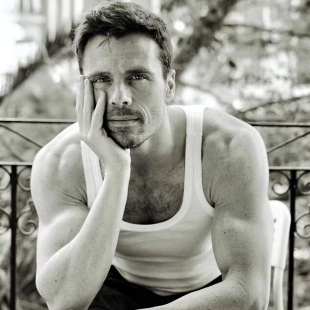 Imagen: Retrato en blanco y negro del actor Octavi Pujades.