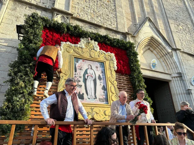 Benissa cubre con un espectacular manto de flores a su patrona la Puríssima Xiqueta 107 ofrenda a la purissima xiqueta de benissa en fiestas 2026 103