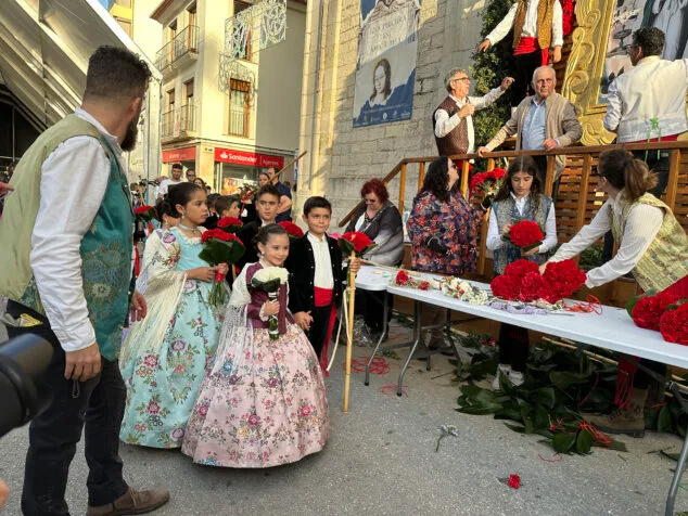 Benissa cubre con un espectacular manto de flores a su patrona la Puríssima Xiqueta 110 ofrenda a la purissima xiqueta de benissa en fiestas 2026 106
