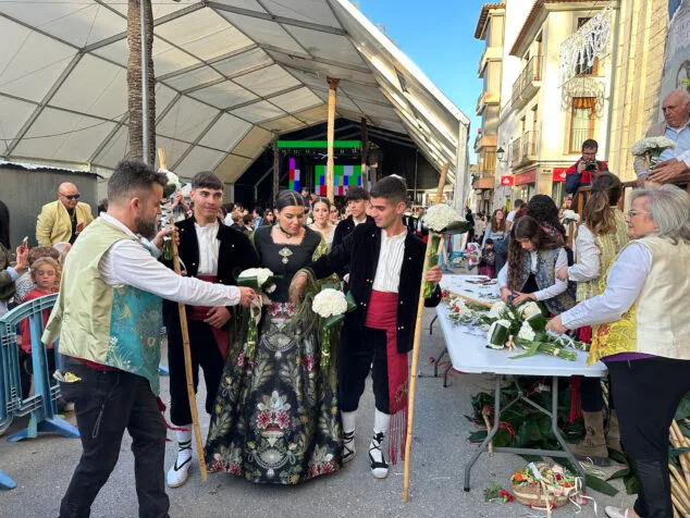 Benissa cubre con un espectacular manto de flores a su patrona la Puríssima Xiqueta 119 ofrenda a la purissima xiqueta de benissa en fiestas 2026 115