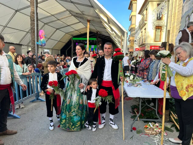 Benissa cubre con un espectacular manto de flores a su patrona la Puríssima Xiqueta 125 ofrenda a la purissima xiqueta de benissa en fiestas 2026 121
