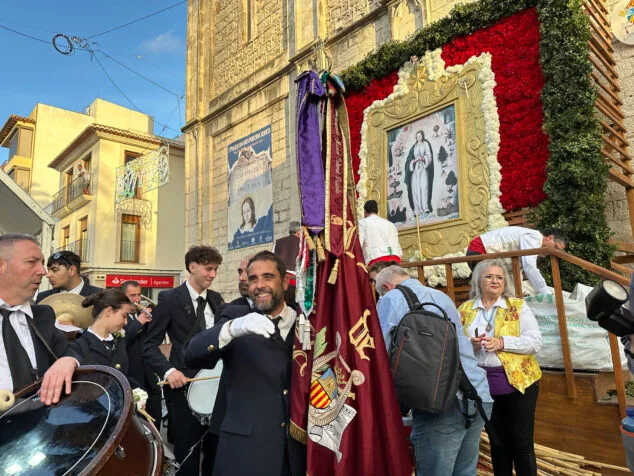 Benissa cubre con un espectacular manto de flores a su patrona la Puríssima Xiqueta 139 ofrenda a la purissima xiqueta de benissa en fiestas 2026 135