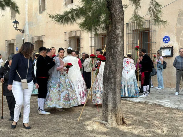 Benissa cubre con un espectacular manto de flores a su patrona la Puríssima Xiqueta 22 ofrenda a la purissima xiqueta de benissa en fiestas 2026 18