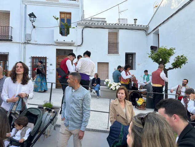 Benissa cubre con un espectacular manto de flores a su patrona la Puríssima Xiqueta 26 ofrenda a la purissima xiqueta de benissa en fiestas 2026 22